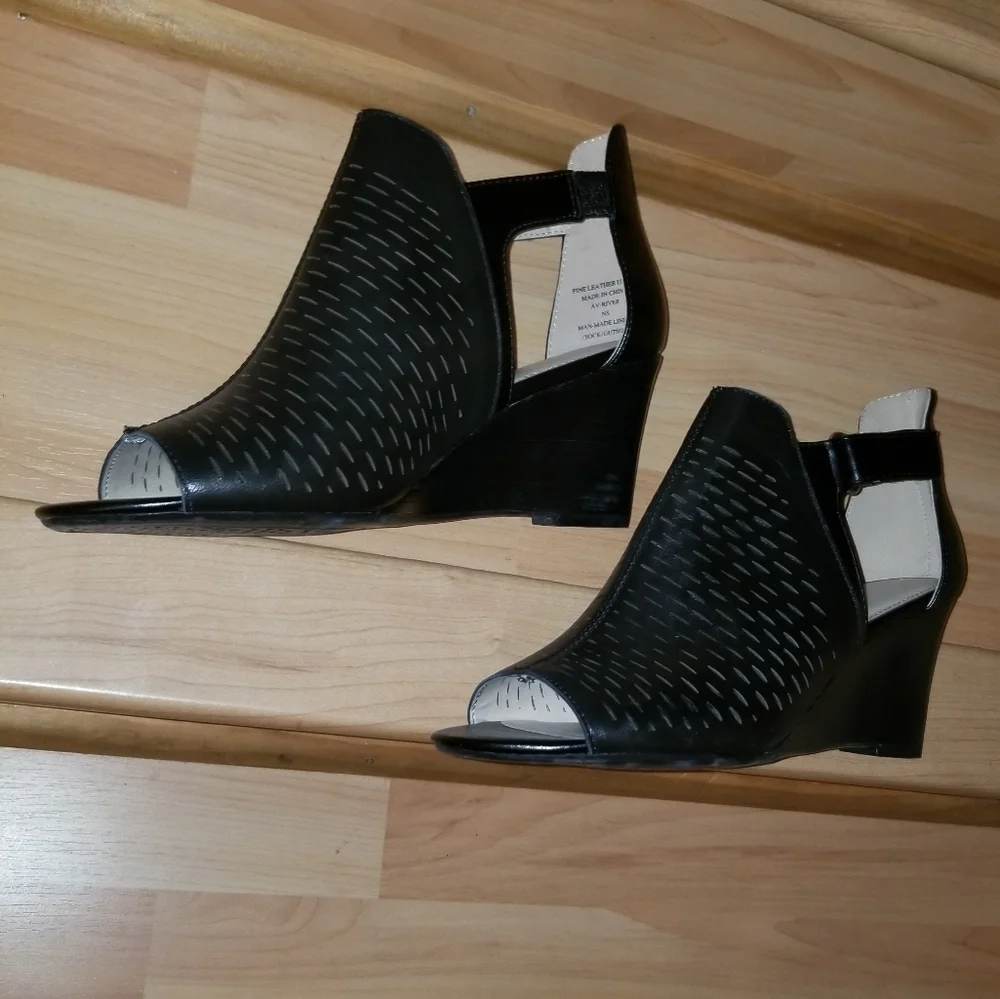 Adrianne Vittadini Wedges Heels Comfort booties